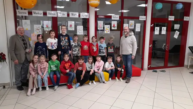 ST. ROMAN. Die Schüler der Volksschule St. Roman beteiligten sich 2025 wieder an der ORA-Aktion „Määärry Christmas“ und sammelten für den guten Zweck. Kurz vor Weihnachten konnte an ORA-Mitarbeiter Anton Huber noch ein Spendenbetrag von 275 Euro für den Ankauf von fünf Ziegen übergeben werden. Die Ziegen sind für die Not leidende Bevölkerung in diversen Entwicklungsländern bestimmt. | Foto: VS St. Roman