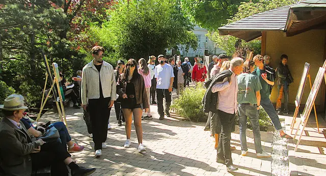 Für Kunstschaffende, mache mit bei der Künstler*innen Runde!!
Bewerbe dich und präsentiere deine Kunst öffentlich.
Künstler und Künstlerinnen haben die Möglichkeit im neuen Jahr mit dabei zu sein!  sende ein E-Mail unter:   
ausstellung@gmx-ist-cool.de 
mit deinen Daten und einem Gemäldefoto, dann wirst du in den Verteiler aufgenommen und erhältst weitere infos.
Bewerbe dich schnell einige Plätze sind noch frei!! Die Events sind in Wien und NÖ.
Das Ausstellen deiner Kunst ist kostenlos!!
Im April 2026 geht es los mit einer Frischluft-Vernissage und einer Reihe von weiteren tollen Events. Vieles ist möglich!
Auch junge sowie auch nicht so bekannte Kunstschaffende können sich bewerben!!
Siehe Fotos vom vergangenen Event.
Liebe Grüße sendet
Robin der Künstler