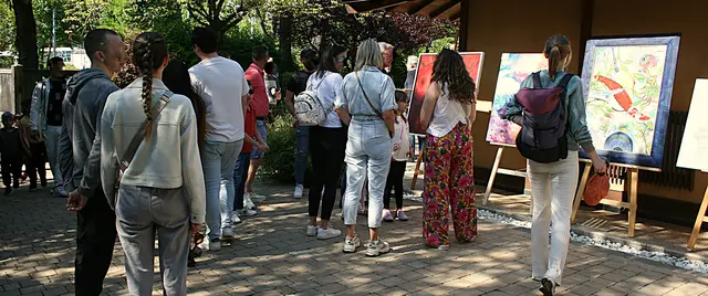 Für Kunstschaffende, mache mit bei der Künstler*innen Runde!!
Bewerbe dich und präsentiere deine Kunst öffentlich.
Künstler und Künstlerinnen haben die Möglichkeit im neuen Jahr mit dabei zu sein!
sende ein E-Mail unter:
ausstellung@gmx-ist-cool.de 
mit deinen Daten und einem Gemäldefoto, dann wirst du in den Verteiler aufgenommen und erhältst weitere infos.
Bewerbe dich schnell einige Plätze sind noch frei!! Die Events sind in Wien und NÖ.
Das Ausstellen deiner Kunst ist kostenlos!!
Im April 2026 geht es los mit einer Frischluft-Vernissage und einer Reihe von weiteren tollen Events. Vieles ist möglich!
Auch junge sowie auch nicht so bekannte Kunstschaffende können sich bewerben!!
Siehe Fotos vom vergangenen Event.
Liebe Grüße sendet
Robin der Künstler