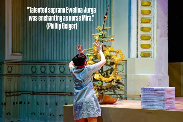 sirene Operntheater 2025: Uraufführung der Kammeroper ABENDSONNE im Jugendstiltheater auf der Baumgartnher Höhe bei Wien Modern. Im Bild Ewelina Jurga als Pflegerin Mira. | Foto: sirene