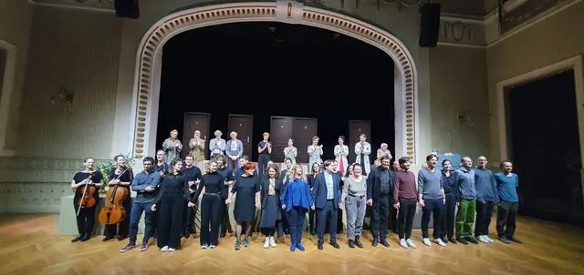 Die Künstler des sirene Operntheaters beim Schlussapplaus nach der Premiere der Kammeroper ABENDSONNE von Tomasz Skweres und Kristine Tornquist im Jugendstiltheater. Erste Reihe von links: Dominik Sas, Luisa Liebe, Lea Kazda, Nora Scheidl, Bärbel Strehlau, Kristine Tornquist, Tomasz Skweres, Ada Günther, Jury Everhartz, Petar Pfundner, Szymon Olszowski, Anna Eder, Alexander Wanko, Markus Liszt, Michael Liszt.  | Foto: sirene