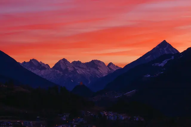 EMPFEHLE VOLLBILDMODUS!
Morgenrot und wenig Schnee in Richtung Tschirgant und Mieminger Kette | Foto: © by Ing. Günter Kramarcsik