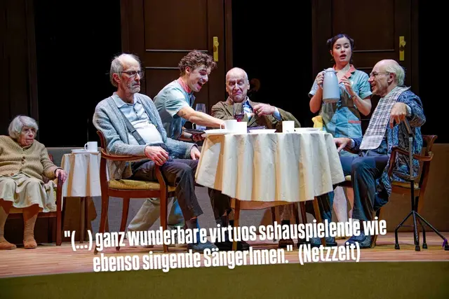 sirene Operntheater 2025: Uraufführung der Kammeroper ABENDSONNE im Jugendstiltheater auf der Baumgartnher Höhe bei Wien Modern. Im Bild Ewelina Jurga und Vladimir Cabak als Pflegerin Mira und Pfleger Mirko mit Christa Stracke, Horst Lamnek, Johann Leutgeb und Andreas Jankowitsch. | Foto: sirene