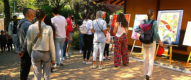 Für Kunstschaffende, mache mit bei der Künstler*innen Runde!!
Bewerbe dich und präsentiere deine Kunst öffentlich.
Künstler und Künstlerinnen haben die Möglichkeit im neuen Jahr mit dabei zu sein!
sende ein E-Mail unter: ausstellung@gmx-ist-cool.de mit deinen Daten und einem Gemäldefoto, dann wirst du in den Verteiler aufgenommen und erhältst weitere infos.
Bewerbe dich schnell einige Plätze sind noch frei!! Die Events sind in Wien und NÖ.
Das Ausstellen deiner Kunst ist kostenlos!!
Im April 2026 geht es los mit einer Frischluft-Vernissage und einer Reihe von weiteren tollen Events. Vieles ist möglich!
Auch junge sowie auch nicht so bekannte Kunstschaffende können sich bewerben!!
Siehe Fotos vom vergangenen Event.
Liebe Grüße sendet
Robin der Künstler