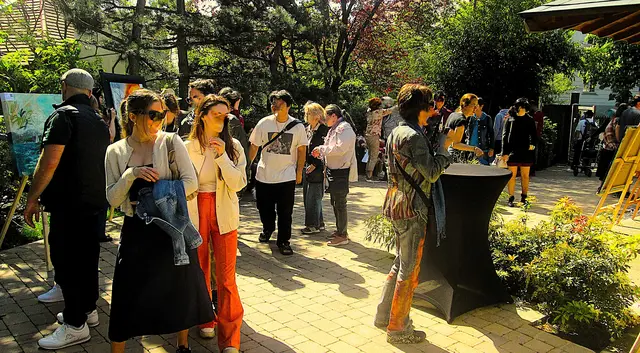 Für Kunstschaffende, mache mit bei der Künstler*innen Runde!!
Bewerbe dich und präsentiere deine Kunst öffentlich.
Künstler und Künstlerinnen haben die Möglichkeit im neuen Jahr mit dabei zu sein!
sende ein E-Mail unter: ausstellung@gmx-ist-cool.de mit deinen Daten und einem Gemäldefoto, dann wirst du in den Verteiler aufgenommen und erhältst weitere infos.
Bewerbe dich schnell einige Plätze sind noch frei!! Die Events sind in Wien und NÖ.
Das Ausstellen deiner Kunst ist kostenlos!!
Im April 2026 geht es los mit einer Frischluft-Vernissage und einer Reihe von weiteren tollen Events. Vieles ist möglich!
Auch junge sowie auch nicht so bekannte Kunstschaffende können sich bewerben!!
Siehe Fotos vom vergangenen Event.
Liebe Grüße sendet
Robin der Künstler