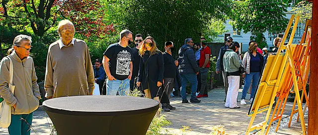 Für Kunstschaffende, mache mit bei der Künstler*innen Runde!!
Viele sind schon dabei.
Bewerbe dich und präsentiere deine Kunst öffentlich.
Künstler und Künstlerinnen haben die Möglichkeit im neuen Jahr mit dabei zu sein!
sende ein E-Mail unter: ausstellung@gmx-ist-cool.de mit deinen Namen und einem Gemäldefoto, dann wirst du in den Verteiler aufgenommen und erhältst weitere infos.
Bewerbe dich schnell einige Plätze sind noch frei!! Die Events sind in Wien und NÖ.
Das Ausstellen deiner Kunst ist kostenlos!!
Im April 2026 geht es los mit einer Frischluft-Vernissage und einer Reihe von weiteren tollen Events. Vieles ist möglich!
Auch junge sowie auch nicht so bekannte Kunstschaffende können sich bewerben!!
Siehe Fotos vom vergangenen Event.
Liebe Grüße sendet
Robin der Künstler
