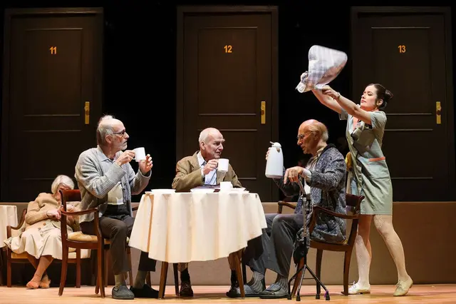 Abendsonne. Kammeroper mit einem Text von Kristine Tornquist und mit Musik von Tomasz Skweres (UA) 10., 12., 13., 14., 15., 16., 17. November 2025 im Jugendstilheater Wien. Eine sirene-Produktion in Zusammenarbeit mit der ÖGZM bei WIEN MODERN und dem Ensemble PHACE mit freundlicher Unterstützung des Instytut Polski w Wiedniu.

Die Seniorenresidenz Abendsonne bedeutet für die alten Bewohner die Endstation ihres Lebens, für das junge Pflegepersonal viel Arbeit, für die Leitung ein ausbaufähiges Geschäftsmodell. Unruhe entsteht, als Büxenstein eine Krebsdiagnose erhält. Als pensionierter Arzt weiss er, dass er nur noch wenig Zeit hat. Nach einem Gespräch mit Stella, die sich in metaphysischen Fragen auskennt, verfestigt sich in ihm die Idee, seine Wiedergeburt in die Wege zu leiten. Seine Freunde Hagedorn und Sägebarth sind nach einigen Zweifeln bereit, ihm zu helfen. Nach Stellas Rezept braucht man nur ein junges Liebespaar - also planen sie, die junge Pflegerin Mira und den neuen Pfleger Mirko zu verkuppeln. Büxenstein schreibt sein Testament, in dem er Mira und ihr zukünftiges Kind - also sich selbst - reich bedenkt. Und tatsächlich, die beiden jungen Menschen verlieben sich ineinander. Stella ist in die Pläne nicht eingeweiht, aber sie liest drohendes Unheil aus den Karten und macht sich Sorgen. Als das Liebespaar von den alten Herren endlich in die Liebesnacht gelotst wird, scheint der Plan aufzugehen. Im letzten Moment kommt es anders... Eine Tragikomödie des Überlebens von Tomasz Skweres (Musik) und Kristine Tornquist (Libretto und Regie), erstmalig auf die Bühne gebracht vom sirene Operntheater.

Im Bild Christa Stracke, Horst Lamnek, Johann Leutgeb, Andreas Jankowitsch und Ewelina Jurga. | Foto: Andreas Friess