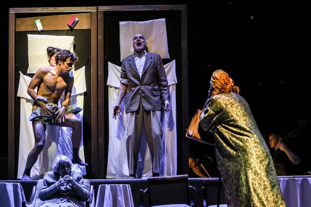 Abendsonne. Kammeroper mit einem Text von Kristine Tornquist und mit Musik von Tomasz Skweres (UA) 10., 12., 13., 14., 15., 16., 17. November 2025 im Jugendstilheater Wien. Eine sirene-Produktion in Zusammenarbeit mit der ÖGZM bei WIEN MODERN und dem Ensemble PHACE mit freundlicher Unterstützung des Instytut Polski w Wiedniu.

Die Seniorenresidenz Abendsonne bedeutet für die alten Bewohner die Endstation ihres Lebens, für das junge Pflegepersonal viel Arbeit, für die Leitung ein ausbaufähiges Geschäftsmodell. Unruhe entsteht, als Büxenstein eine Krebsdiagnose erhält. Als pensionierter Arzt weiss er, dass er nur noch wenig Zeit hat. Nach einem Gespräch mit Stella, die sich in metaphysischen Fragen auskennt, verfestigt sich in ihm die Idee, seine Wiedergeburt in die Wege zu leiten. Seine Freunde Hagedorn und Sägebarth sind nach einigen Zweifeln bereit, ihm zu helfen. Nach Stellas Rezept braucht man nur ein junges Liebespaar - also planen sie, die junge Pflegerin Mira und den neuen Pfleger Mirko zu verkuppeln. Büxenstein schreibt sein Testament, in dem er Mira und ihr zukünftiges Kind - also sich selbst - reich bedenkt. Und tatsächlich, die beiden jungen Menschen verlieben sich ineinander. Stella ist in die Pläne nicht eingeweiht, aber sie liest drohendes Unheil aus den Karten und macht sich Sorgen. Als das Liebespaar von den alten Herren endlich in die Liebesnacht gelotst wird, scheint der Plan aufzugehen. Im letzten Moment kommt es anders... Eine Tragikomödie des Überlebens von Tomasz Skweres (Musik) und Kristine Tornquist (Libretto und Regie), erstmalig auf die Bühne gebracht vom sirene Operntheater.

Im Bild Vladimir Cabak, Johann Leutgeb und Juliette Mars. | Foto: Andreas Friess