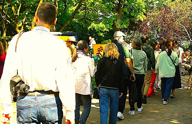 Für Kunstschaffende, mache mit bei der Künstler*innen Runde!!
Bewerbe dich und präsentiere deine Kunst öffentlich.
Künstler und Künstlerinnen haben die Möglichkeit im neuen Jahr mit dabei zu sein! sende ein E-Mail unter:
ausstellung@gmx-ist-cool.de
mit deinen Daten und einem Gemäldefoto, dann wirst du in den Verteiler aufgenommen und erhältst weitere infos.
Bewerbe dich schnell einige Plätze sind noch frei!! Die Events sind in Wien und NÖ.
Das Ausstellen deiner Kunst ist kostenlos!!
Im April 2026 geht es los mit einer Frischluft-Vernissage und einer Reihe von weiteren tollen Events. Vieles ist möglich!
Auch junge sowie auch nicht so bekannte Kunstschaffende können sich bewerben!!
Siehe Fotos vom vergangenen Event.
Liebe Grüße sendet
Robin der Künstler