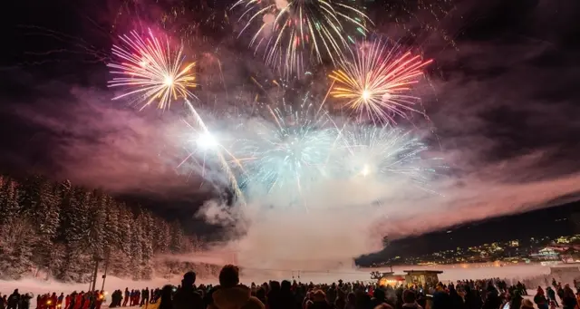 Mit eindrucksvollen Feuerwerken und stimmungsvollen Rahmenprogrammen verabschiedete das Brixental das Jahr 2025. In den drei Orten Brixen im Thale, Kirchberg in Tirol und Westendorf erlebten Einheimische wie Gäste festliche Abende, die von Musik, Geselligkeit und spektakulären Feuerwerken geprägt waren. | Foto: Stefan Ringler