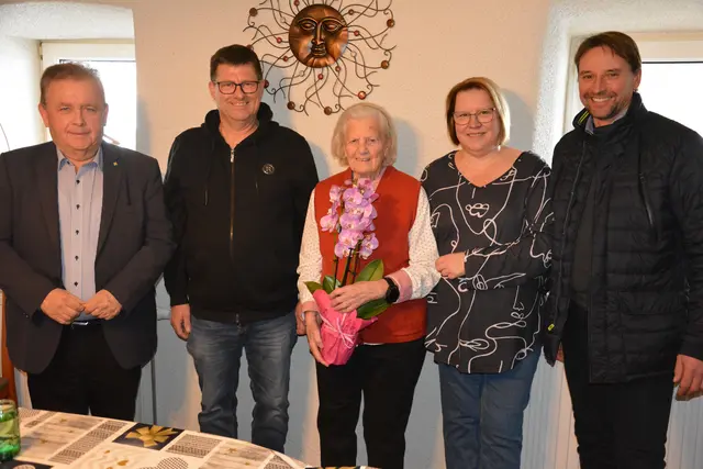 Maria Schaubensteiner (M.) aus Marbach am Walde feierte am 26. Dezember ihren 90. Geburtstag. Bürgermeister LAbg. ÖkR Franz Mold, Sohn Johannes Schaubensteiner, Schwiegertochter Susanne Schaubensteiner und Ortsvorsteher Andreas Graser gratulierten zu diesem besonderes Fest ganz herzlich. | Foto: Stadtgemeinde Zwettl