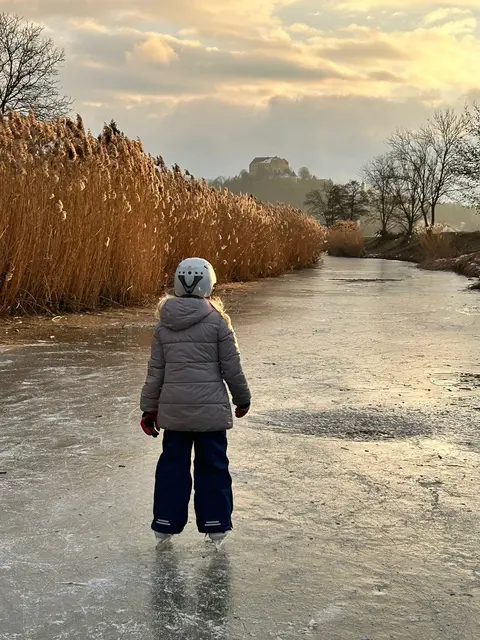 Die Große Tulln ist wieder einmal zugefroren. Der perfekte Zeitpunkt, um die Eislaufschuhe rauszuholen. | Foto: Herbert Mayer