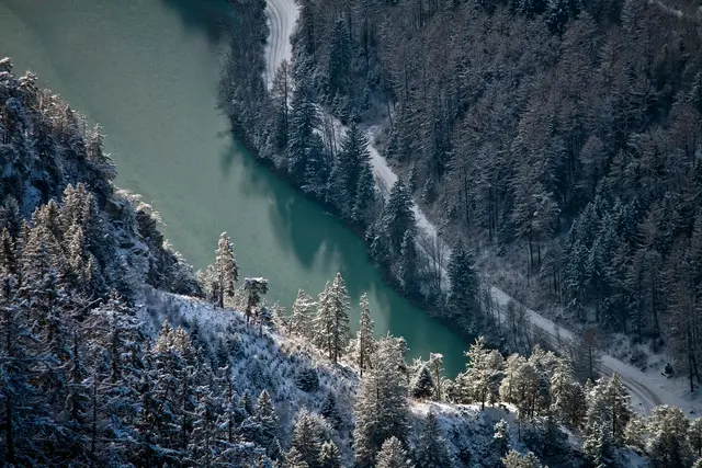 EMPFEHLE VOLLBILDMODUS (Klick ins Foto genügt dafür).
Blick vom sogenannten "Gachen Blick" hinab in den Staubereich "Pontzlatz" vom Innkraftwerk zwischen Fließ und Prutz. | Foto: © by Ing. Günter Kramarcsik