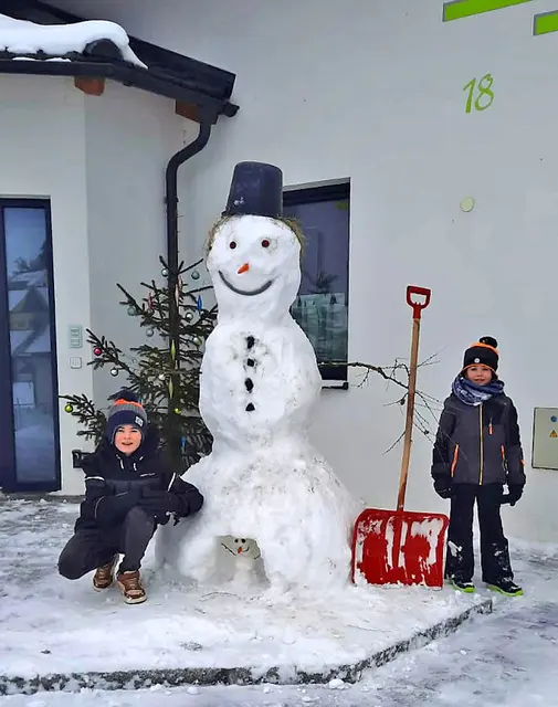 Mit viel Liebe hat Vater Willi mit seinen Söhnen Lorenz (13) und Yannik (7) in Bruderndorf einen Schneemann gebaut. Schaut man genau hin, hat sich zwischen seinen Beinen noch ein kleiner Schneemann versteckt. | Foto: privat