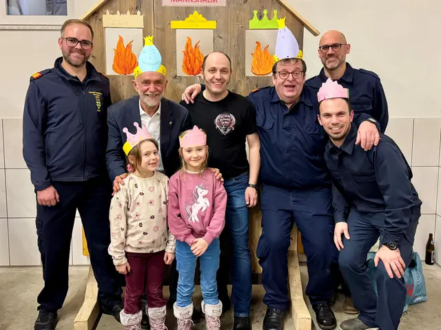 v.l.: Dominik Krenn, Bürgermeister Josef Schaden, Nina Weissensteiner, Lena Hiess, Wolfgang Weitzenböck, Hermann Bachtrog, Thomas Kaufmann, Markus Thaler.

Mit dem mittlerweile traditionellen 3-Königs-Punsch lud die Freiwillige Feuerwehr Mannshalm am Sonntag, dem 4.1.2026 zur ersten Veranstaltung des neuen Jahres ein. Bei gutem Punsch und Glühwein sowie einer Auswahl an hausgemachten Mehlspeisen wurde für das leibliche Wohl bestens gesorgt. 

Während sich die Erwachsenen bei heißen Getränken aufwärmten, kamen auch die Kinder voll auf ihre Kosten: Die professionell betreute Bastelecke und die Bobpiste neben dem Feuerwehrhaus sorgten für Spaß, Bewegung und fröhliches Treiben.

Die Freiwillige Feuerwehr Mannshalm zeigte sich mit dem regen Besuch und dem gelungenen Verlauf sehr zufrieden und bedankt sich herzlich bei allen Gästen sowie Helferinnen und Helfern. | Foto: Marktgemeinde Schweiggers