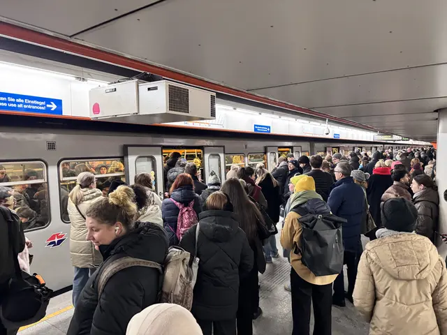 Regen und starke Glatteisbildung auf Straßen und Gehsteigen sowie technische Probleme bei den Öffis sorgen am Dienstagmorgen für Verzögerungen und Verspätungen.
Betroffen sind unter anderem mehrere U-Bahn-Linien.
Das Foto zeigt die U3 in der Station Westbahnhof - alles steht, kein Vorankommen.