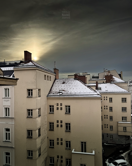 Über den Dächern von Wien-Wieden liegt ein Moment zwischen gestern und morgen: Schnee zeichnet feine Linien auf alte Ziegel, während sich das Licht der untergehenden Sonne durch schwere Wolken kämpft. Ein Augenblick urbaner Ruhe, in dem die Stadt kurz innehält und zeigt, wie poetisch sie sein kann, wenn Himmel, Licht und Architektur zusammentreffen.