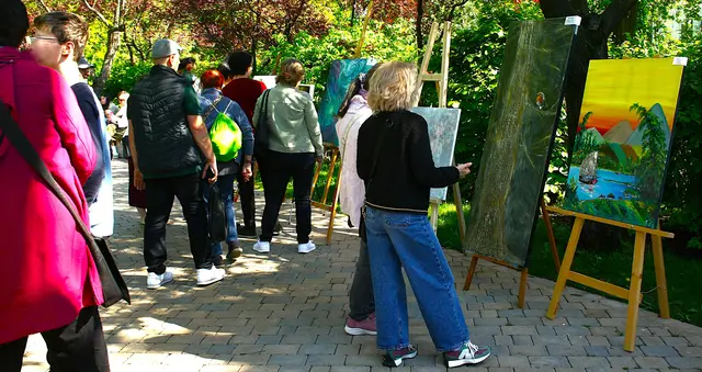Für Kunstschaffende, mache mit bei der Künstler*innen Runde!!
Viele sind schon dabei.
Bewerbe dich und präsentiere deine Kunst öffentlich.
Künstler und Künstlerinnen haben die Möglichkeit im neuen Jahr mit dabei zu sein!
sende ein E-Mail unter: ausstellung@gmx-ist-cool.de mit deinen Daten und einem Gemäldefoto, dann wirst du in den Verteiler aufgenommen und erhältst weitere infos.
Bewerbe dich schnell einige Plätze sind noch frei!! Die Events sind in Wien und NÖ.
Das Ausstellen deiner Kunst ist kostenlos!!
Im April 2026 geht es los mit einer Frischluft-Vernissage und einer Reihe von weiteren tollen Events. Vieles ist möglich!
Auch junge sowie auch nicht so bekannte Kunstschaffende können sich bewerben!!
Siehe Fotos vom vergangenen Event.
Liebe Grüße sendet
Robin der Künstler