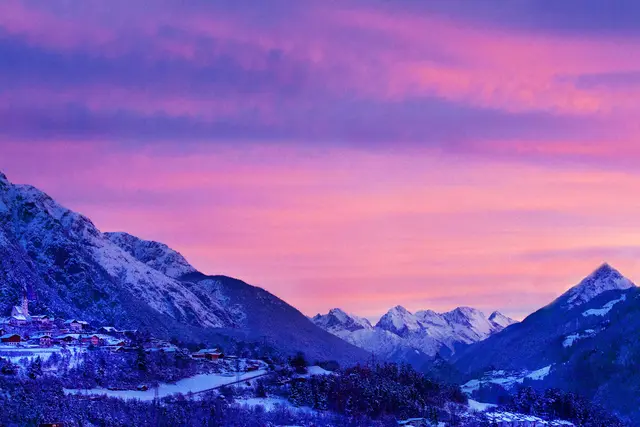 Mit diesen Morgenrot wünsch ich euch ein schönes Wochenende. Links seht ihr Stanz ber Landeck. Im Hintergrund die Mieminger Kette und rechts den "Tschirgant" (Imst) und links davon ganz hinten die "Hohe Munde" (Telfs). | Foto: © by Ing. Günter Kramarcsik