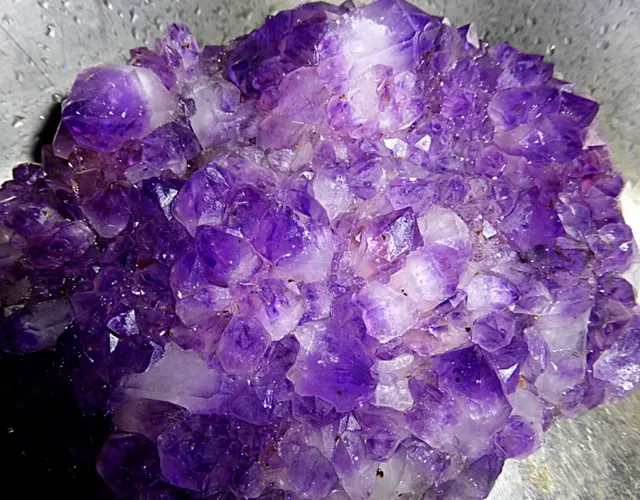 Der "Amethyst" ist ein "außergewöhnlicher Edelstein", welcher angeblich übernatürliche Kräfte besitzt. Schon Leonardo da Vinci schrieb dem Amethyst die Fähigkeit zu, den Verstand zu schärfen und böse Gedanken zu zerstören.
Der Amethyst ist ein wichtiger Hauptstein für das Sternzeichen Fische. Ein weiterer Besichtigungsort für europäische Amethyste ist die Stadt „Maissau“ in Niederösterreich. Ihr Besichtigungsstollen hat weltweit einzigartige Amethyst-Vorkommen zu bieten.