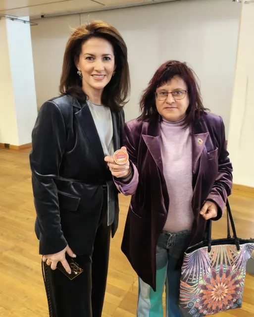 Austria Center Vienna: der bayrischen Landwirtschaftsministerin ist der Schutz vor Mikroplastikeintrag im Grundwasser und Boden sehr wichtig. Hier mit einem Taschenascher vom Bezirksvorsteher/Favoriten M. Franz, bei der Übergabe von www.zigarettenpfand.eu von Circular Wien