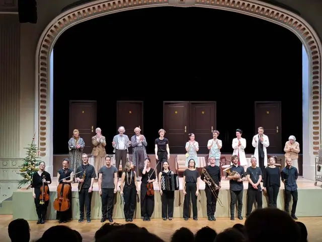 sirene Operntheater 2025: ABENDSONNE. Uraufführung der Kammeroper von Tomasz Skweres und Kristine Tornquist im Jugendstiltheater. Hintere Reihe von links nach rechts: Juliette Mars. Johann Leutgeb. Horst Lamnek. Andreas Jankowitsch. Antanina Kalechyts. Ewelina Jurga. Vladimir Cabak. Maida Karisik. Dieter Kschwendt-Michel. Christa Stracke. 

Vordere Reihe: die Musiker des Ensemble PHACE:
Flöte. Doris Nicoletti
Klarinette. Elena Arbonies Jauregui
Saxophon. Michael Krenn
Horn. Jason Pfiester
Posaune. Stefan Obmann
Akkordeon. Maria Mogas Gensana
Schlagwerk 1. Hannes Schöggl
Schlagwerk 2. Igor Gross
Harfe. Tina Zerdin
Violine. Anna Lindenbaum
Viola. Sophia Goidinger-Koch
Violoncello. Barbara Riccabona
Kontrabass. Maximilian Ölz | Foto: Philipp Geiger