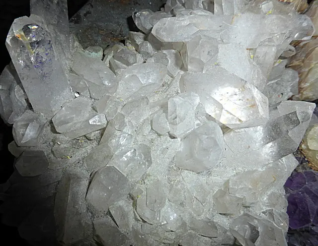 Der Bergkristall ist für mich einer der kraftvollsten Steine! Seine Schwingung umgibt mich jeden Tag in verschiedenen Formen. Ich trinke mein Wasser gerne mit einer Edelsteinmischung aus Bergkristall, Rosenquarz und Amethyst. In meinem Wohnraum steht eine Bergkristalldruse, und Bergkristallspitzen um den Wohnraum zu harmonisieren. 