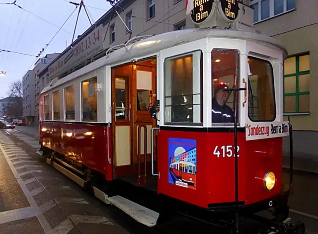 Wir sind „Rent a Bim“ und betreiben historische Wiener Straßenbahnen, die ihr als Firma und auch als Privatperson mieten können.
Eine Stadtrundfahrt, ein Ausflug in den Prater oder zum Heurigen mit einem Straßenbahn-Oldtimer (in Wien “Bim” genannt), vorbei an den Prachtbauten der wundervollen Ringstraße, wird zum unvergesslichen Erlebnis. Lassen Sie sich und Ihre Gäste verzaubern vom Flair der Wiener Tramway vergangener Jahrzehnte und genießen Sie die Reise auf einem der größten Straßenbahnnetze Europas durch eine der schönsten Städte der Welt. 📸