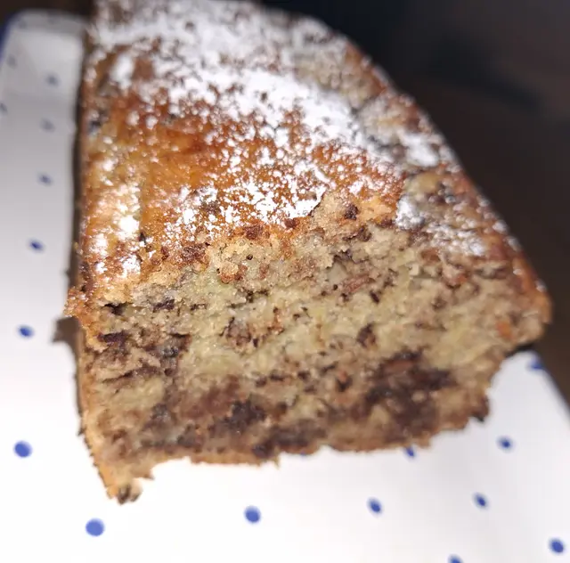 Rezept
3 reife Bananen zerdrücken
80g brauner Zucker
1 P.Vanillezucker
50ml öl
50ml milch
2 eier
150g Mehl
eine prise Salz
1,2 Tl. Backpulver
80g Schokoladenstücken hinzufügen
Ich habe gemischte Schokolade genommen
40gVollmilchschokolade+40gKochschokolade 
Alles gut vermischen
Kann auch mit Obst kombinieren werden
Himbeere+Heidelbeere
Classic Backform Kastenform 12×26 
Mit Backpapier 
Backen 40min 
170'C
