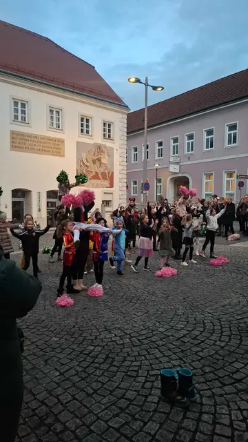 Am Wochenmarkt in Neulengbach gab es diesen Mittwoch hohen Besuch: Die Cheerleader der NMS Neulengbach begeisterten mit ihrem Auftritt.