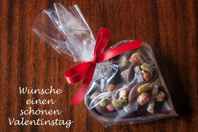 Ein Schokoherz gefüllt mit Süßigkeiten ist mal ein anderes Geschenk als immer wieder Blumen. 
Siehe meinen Beitrag: Der Ursprung vom Valentinstag | Foto:  © by Ing. Günter Kramarcsik
