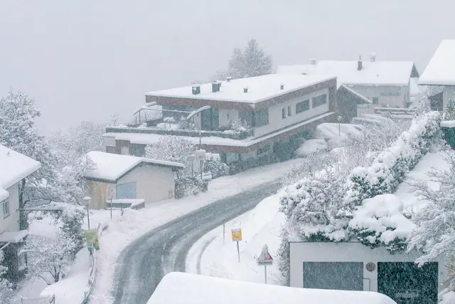 EMPFEHLE VOLLBILDMODUS um den Schneefall besser zu erkennen. Bei uns schneit es immer noch und für heute Nacht sind nochmals 30 cm Neuschnee vorhergesagt. | Foto: © by Ing. Günter Kramarcsik