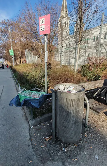 Keplerplatz 2 , laut Auskunft der Mitarbeiter:innen konnte heute aus Zeit und Personalmangel nicht gekehrt werden, da noch 12 Parks zu säubern wären, es ist nur möglich grob zu säubern, aber keine Zigarettenfilter.
Der Vorgesetzte stellt zu wenig Personal ein und Wastewatcher sind ebenfalls nicht vor Ort!Erweiterte Herstellerverantwortung wird ebenfalls nicht umgesetzt, die Säuberungskosten nicht den Herstellern verrechnet.