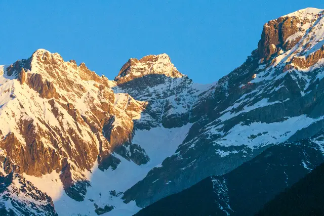 Gestriger Morgen. Links Dawinspitze (2.968 m), dahinter die Bocksgartenspitzen (bis 2.941 m) in der Mitte die Parseierspitze (3.036 m) und rechts der Gatschkopf (2.945 m). Darunter im Schatten ist die Augsburger Hütte auf 2.289 m ü.A. liegend. | Foto: © by Ing. Günter Kramarcsik