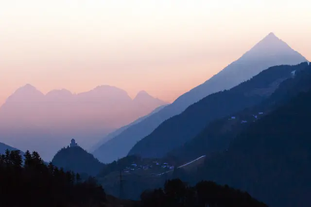 Frühmorgendlicher Blick nach Osten. Nach nächtlichen Regen lösen sich die Wolken auf, viel Dunst liegt in der Luft und lansam kommt die Sonne hoch bzw. durch den Dunst. Im Vordergrund Riefenal und Kronburg. Hinten links die Mieminger Kette und rechts der Tschirgant (2.370 m).  | Foto: © by Ing. Günter Kramarcsik