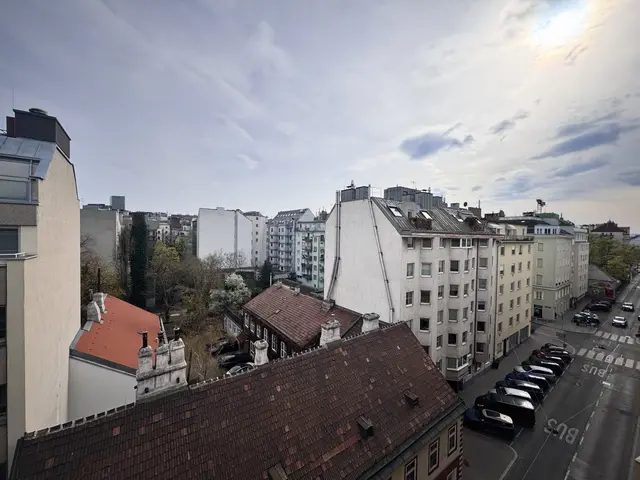 Noch ist es schön und angenehm warm bei etwa +19 Grad. Doch über Nacht fallen die Temperaturen in Wien um etwa 15 Grad. Regen und Schneefall werden erwartet. Der Winter will nicht weichen, der Frühling hat noch zu kämpfen. Die Wetterfühligen spüren den Wettersturz schon längst!
Im Bild zu sehen ist die Wieden mit der Rainergasse. Der Himmel kündigt den Wetterumschwung bereits an.