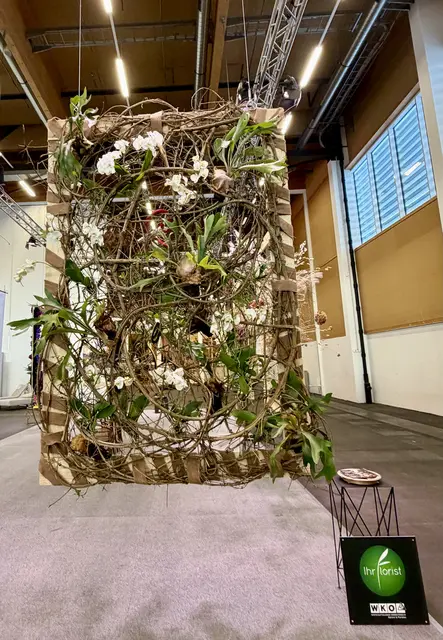 Von der WKO wurden wieder zahlreiche Bilderrahmen prämiert. Einblick von Melanies Werkstück bei der floralen Meisterausstellung am Blühenden Österreich 2026 - Blumentraum Shop Wels - Blumentraum Melanie Kemle - Dschungelmotto 
https://www.facebook.com/blumentraum.eu/