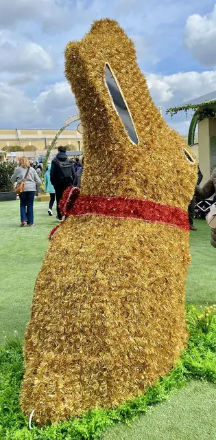 Überdimensionaler Hase. Die Eier sind dann sehr schwer zu verstecken!😉😉😉