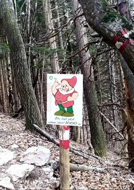 Die Regel „ab 1000 Meter du“ ist eine beliebte, aber informelle Bergsteiger-Etikette, die besagt, dass man sich oberhalb dieser Höhe in den Bergen lockerer begegnet und beim Wandern eher duzt.