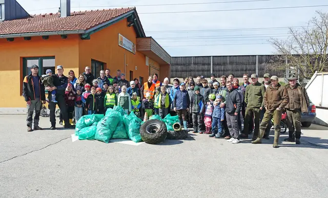 Am 11. April 2026 fand in Zell an der Pram eine Flursäuberung statt. Viele Helferinnen und Helfer machten mit und sammelten gemeinsam Müll entlang von Straßen und Wiesen. Organisiert wurde die Aktion von ÖAAB-Obmann Walter Demelbauer. Nach der Arbeit gab es eine Jause im Gasthaus Wohlmuth. Diese wurde von der ÖVP Zell an der Pram bezahlt.  | Foto: Gemeinde Zell/Pram
