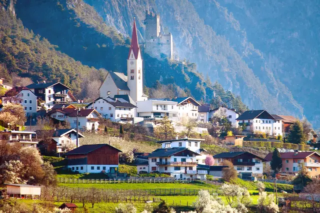 Stanz ist ein idyllisches Bergdorf, das vor allem als Österreichs erstes Brennereidorf und für die "Stanzer Zwetschke" bekannt ist. Die Gemeinde liegt auf einer sonnigen Mittelgebirgsterrasse etwa 200 Meter oberhalb der Bezirkshauptstadt Landeck auf einer Höhe von 1.040 Metern.
Mit über 50 aktiven Brennereien bei nur rund 580 Einwohnern hat das Dorf eine der höchsten Brennereidichten Europas!  | Foto: © by Ing. Günter Kramarcsik