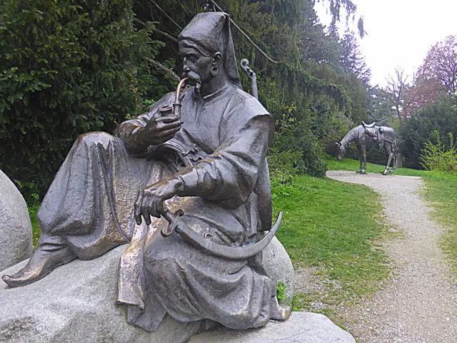 Das Kosaken-Denkmal – ein Pfeife rauchender Kosake auf einem Stein und sein grasendes Pferd – wurde am 15. September 2003 im Wiener Türkenschanzpark zur Feier des 320-jährigen Jubiläums der Zweiten Wiener Türkenbelagerung enthüllt. Es erinnert an den Anteil der ukrainischen Kosaken-Armee an der Entsatzschlacht vom 12. September 1683. Zugleich dient es auch als Identifikationssymbol der jungen ukrainischen Nation und als Zeichen ihrer Hinwendung zu Europa.
