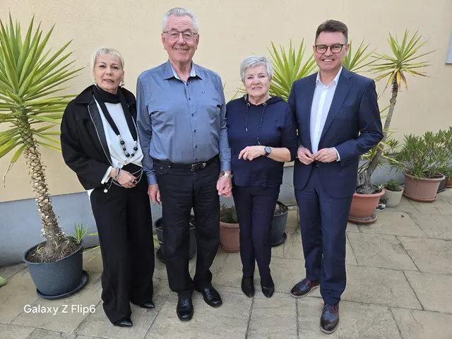 Gerhard Glöckl, ehemaliger langjähriger Geschäftsführer des
Burgenländischen Schulungszentrums in Neutal feierte am 19. März  seinen
75. Geburtstag. Im Namen der  SPÖ Neutal gratulierten Bürgermeister Erich
Trummer und Vizebürgermeisterin Birgit Grafl.
von links nach rechts:  Vizebgm.in Birgit Grafl, Gerhard und Luise Glöckl und Bgm. Erich Trummer. | Foto: Gemeinde Neutal