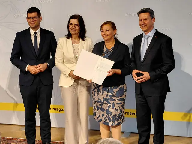 Die HLW Spittal freut sich, mit Eva Maria Scherzer eine engagierte und kompetente Persönlichkeit als neue Fachvorständin für Gastronomie begrüßen zu dürfen. 

Mit ihrer fachlichen Expertise und ihrem großen Einsatz für die Ausbildung junger Menschen leistet sie einen wichtigen Beitrag zur Weiterentwicklung des gastronomischen Schwerpunktes der HLW Spittal. 

Die Dekretverleihung fand am 22. April 2026 im Spiegelsaal der Kärntner Landesregierung im feierlichen Rahmen mit Landeshauptmann Daniel Fellner und den Landeshauptmann Stellvertreter Martin Gruber sowie Landesrätin Marika Lagger-Pöllinger statt.

Die Direktion sowie das gesamte Lehrer:innen-Team der HLW Spittal gratulieren herzlich zur Bestellung und wünschen viel Erfolg für die neue verantwortungsvolle Aufgabe. | Foto: Bildnachweis: Eva Scherzer