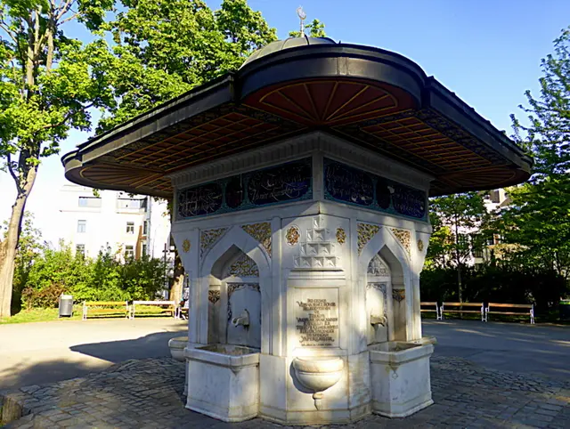 Der Yunus-Emre-Brunnen befindet sich im im oberen Parkteil im Türkenschanzpark im 18. Wiener Gemeindebezirk Währing. 1991 wurde der türkische Yunus-Emre-Brunnen eingeweiht, der als Zeichen der österreichisch-türkischen Freundschaft vom türkischen Botschafter gestiftet wurde📸