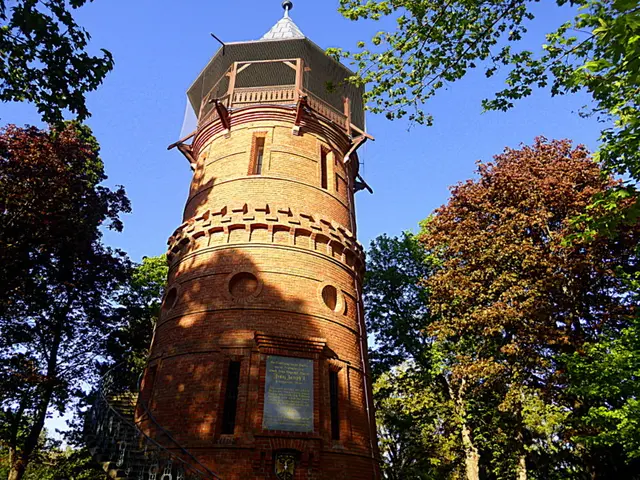 Der mitten im Türkenschanzpark gelegene 23 Meter hohe Aussichtsturm Paulinenwarte ist ein Sichtziegelbau. Er diente früher auch als Wasserspeicher📸

Seit August 2010 ist der Turm nach umfangreichen Renovierungsarbeiten für die Öffentlichkeit zugänglich und wird an bestimmten Wochenenden von den Naturfreunden Währing geöffnet. Die Aussichtsplattform bietet einen Rundblick auf Wien und den Wienerwald📸