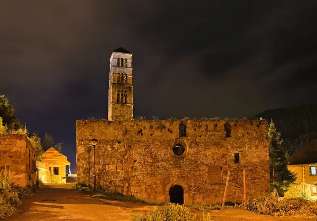 Die mittelalterliche Kirche St. Maria in Jajce mit dem Turm des heiligen Lukas zählt zu den bedeutendsten historischen Bauwerken in Bosnien und Herzegowina. Ursprünglich im 12. oder 13. Jahrhundert errichtet, diente die Kirche als Krönungsort der bosnischen Könige, darunter auch von Stjepan Tomašević, dem letzten König des mittelalterlichen Bosnien. Nach der osmanischen Eroberung wurde die Kirche in eine Moschee umgewandelt, während der freistehende Turm des heiligen Lukas als Glockenturm erhalten blieb und später auch als Minarett genutzt wurde. Heute sind die Ruinen ein wichtiges kulturhistorisches Denkmal und zeugen von der bewegten Geschichte der Region sowie vom Zusammenwirken verschiedener religiöser und kultureller Einflüsse.