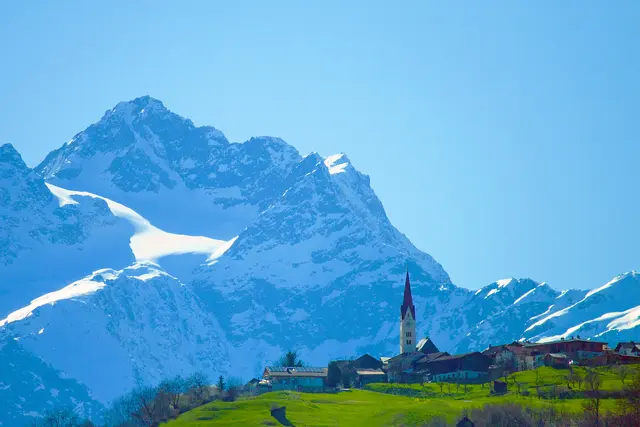 Ostansicht von Stanz oberhalb von Landeck, mit Hoher Riffler (3.167 m) im Hintergrund. | Foto: © by Ing. Günter Kramarcsik