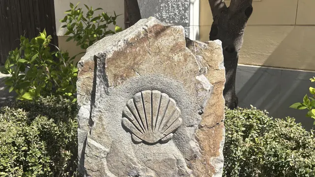 Die Jakobsmuschel weist Pilgern den Weg (Kapelle Oberbergern).