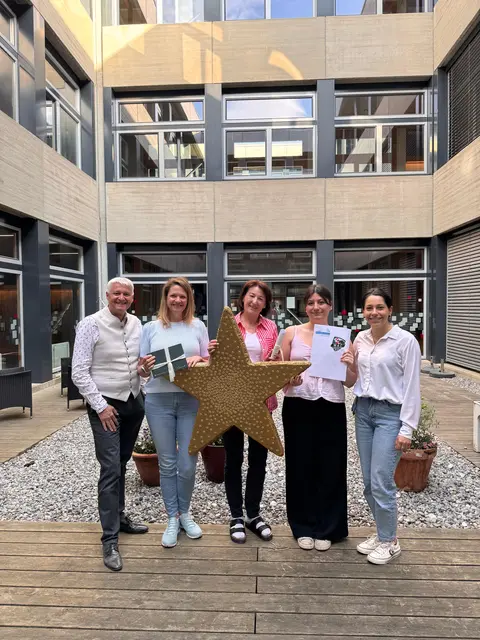 Wir gratulieren den Gewinnerinnen des HLW-Ball Schätzspiels! 

Die richtige Anzahl der Sterne auf unserem HLW Stern betrug 1150.
Herzliche Gratulation an die drei gezogenen Hauptgewinner des Schätzspiels:

1. Frau Yvonne van der Haven 
2. Professorin Edith Rainer
3. Maturantin Anna-Katharina Brunner

Viel Freude mit den tollen Preisen – einem Wellnessgutschein vom Evident Hotel Prägant, ein Gutschein von Scheiber Montagen, sowie WAC VIP-Karten – wünscht die HLW Spittal! 🥂

Fotonachweis:
v.l.n.r.
Direktor Adolf Lackner mit den Preisträgerinnen Yvonne van der Haven, HLW-Wirtschaftsrofessorin Edith Rainer, Maturantin Anna-Katharina Brunner und Kunstprofessorin der HLW Spittal Vanessa Steiner | Foto: hlwspittal Medienteam 2026